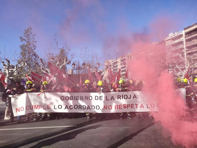 Concentración de Bomberos del CEIS-Rioja frente al Palacio de Gobierno riojano para exigir que "se cumpla" el acuerdo firmado con el anterior Ejecutivo riojano