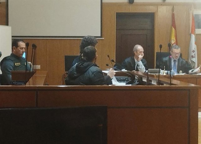 El acusado de tráfico de drogas y su abogado, durante el juicio celebrado esta mañana en la Audiencia de Valladolid.