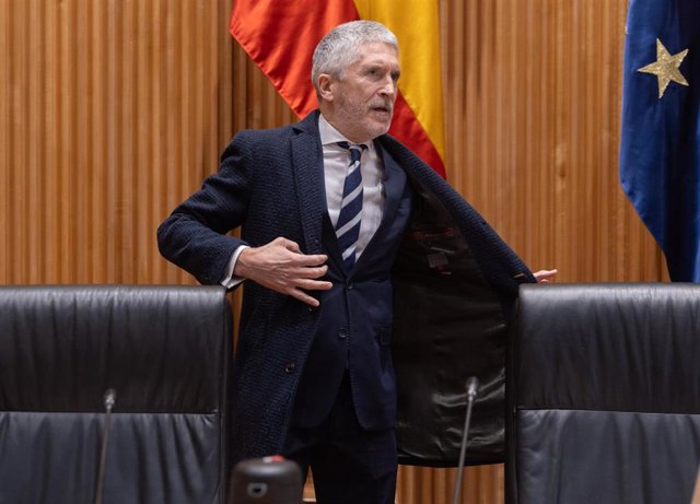 El ministro de Interior, Fernando Grande-Marlaska, a su llegada a la Comisión de Interior, en el Congreso de los Diputados, a 23 de enero de 2024, en Madrid (España).