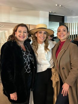 La diputada de Desarrollo Económico Sostenible, Esperanza González, ha asistido al desfile en la capital de Francia, donde la diseñadora Juana Martín ha mostrado su última colección que evoca a los recuerdos de su vida en Málaga.