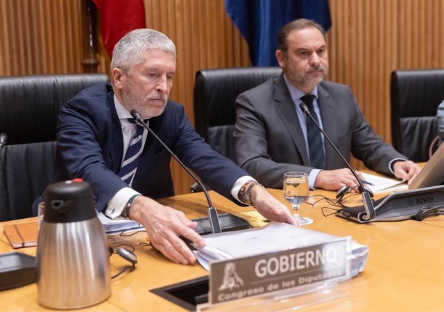 El ministro de Interior, Fernando Grande-Marlaska (i) y el presidente de la comisión de Interior, José Luis Ábalos (d), durante la Comisión de Interior, en el Congreso de los Diputados, a 23 de enero de 2024, en Madrid (España).Durante la comisión, Marlas