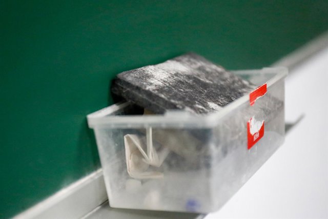 Archivo - Borrador de pizarra en el interior de un aula (archivo)