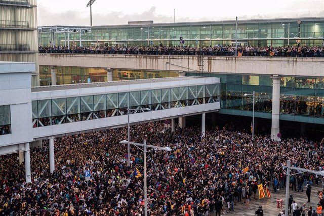 Archivo - Una multitud se concentra en el Aeropuerto de Barcelona-El Prat