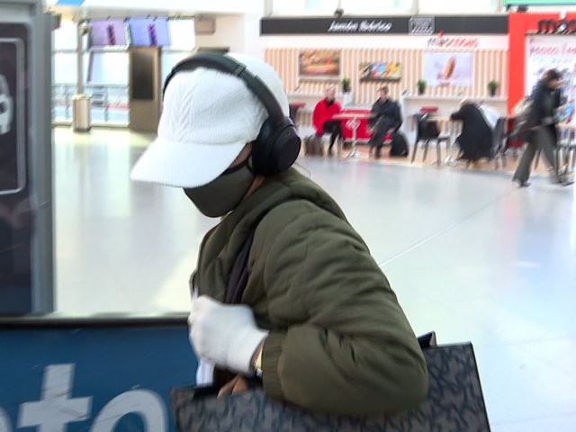 Chenoa, de incógnito con gorra, guantes, auriculares y mascarilla a su llegada a Madrid