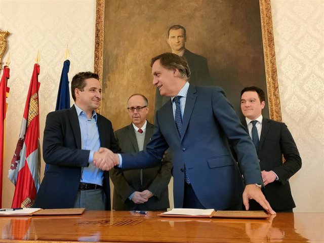 El alcalde de Salamanca, Carlos García Carbayo (d), y el presidente de Air Institute, Juan Manuel Corchado (i), en el Ayuntamiento