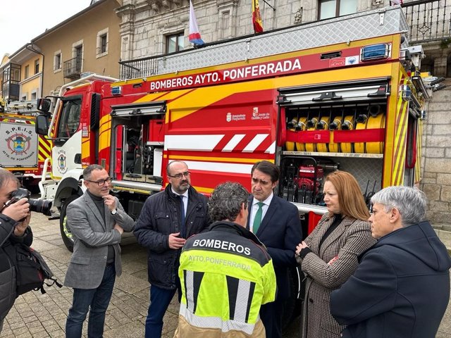 Suárez-Quiñones durane la entrega de la motobomba y el equipo de comunicaciones en Ponferrada.