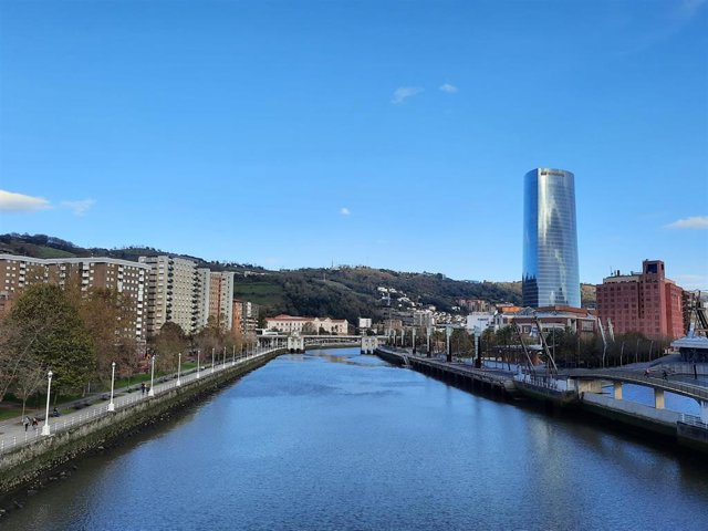 Archivo - Bilbao en una jornada soleada