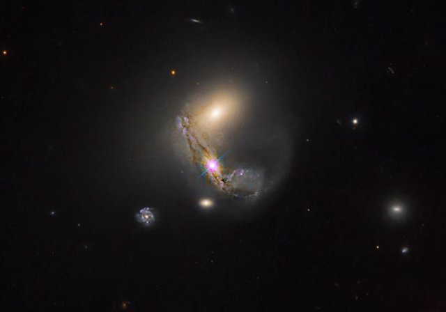Esta nueva imagen del Telescopio Espacial Hubble de la NASA muestra un grupo enredado de galaxias en interacción llamado LEDA 60847.