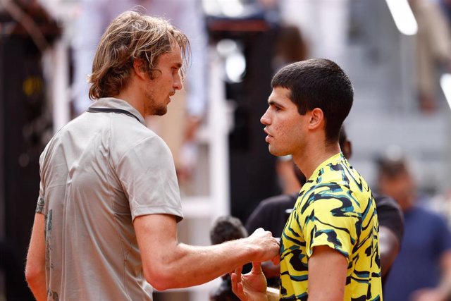 Archivo - Carlos Alcaraz y Alexander Zvevev se saludan tras su partido en el Mutua Madrid Open 2023