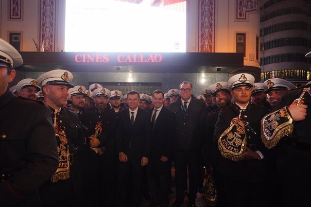 El presidente de la Junta, Juanma Moreno, junto al consejero de Turismo, Cultura y Deportes, Arturo Bernal, en la proyección del vídeo promocional 'Andalusian Crush' en la Plaza del Callao