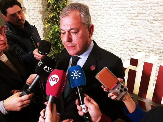 El alcalde de Sevilla, José Luis Sanz, atiende a los medios tras la presentación de la campaña 'Sevilla Passion for Summer".