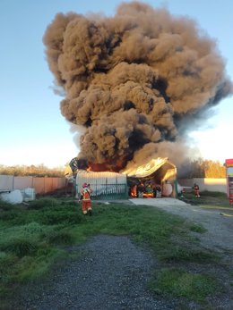 Incendio de una nave de plásticos de Moguer (Huelva).