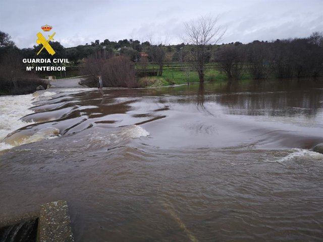 Estado en el que quedó la carretera CC-146 tras el desbordamiento del río Erjas la semana pasada
