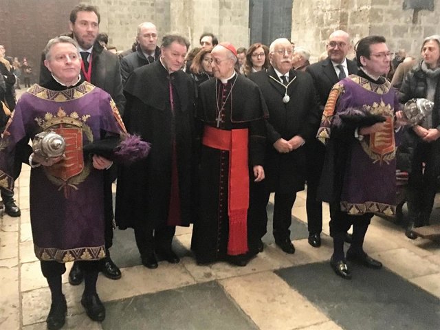 Archivo - El periodista Ángel María de Pablos el día que ofreció el pregón de Semana Santa, junto al arzobispo emérito de Valladolid Ricardo Blázquez. Aparecen los dos últimos alcaldes, Óscar Puente y Jesús Julio Carnero.