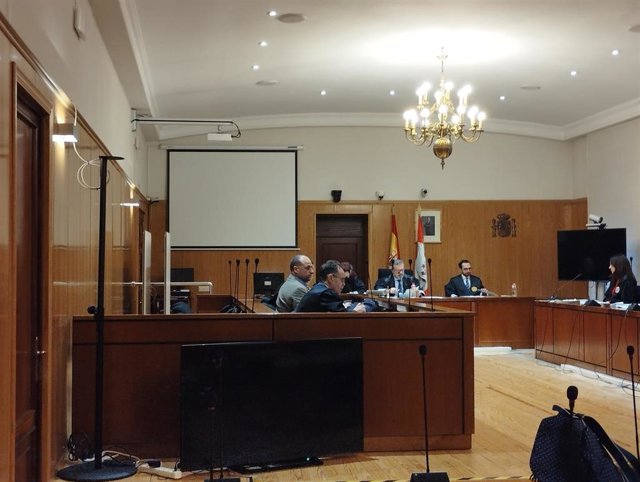 El acusado junto a su abogado y el letrado del coto de caza, durante el juicio celebrado en la Audiencia de Valladolid.