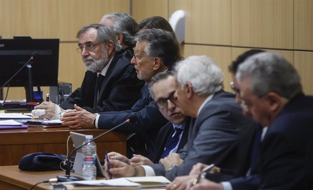 Alfonso Grau, segundo por la izquierda al lado de su abogado, en el juicio por la presunta financiación irregular del PP de València en las campaña de 2007 y 2011