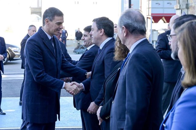 Archivo - El presidente del Gobierno, Pedro Sánchez (i), saluda al presidente de la Diputación de A Coruña, Valentín González Formoso (d), a su llegada a las instalaciones del astillero de Navantia, a 24 de enero de 2024, en Ferrol, A Coruña, Galicia (Esp