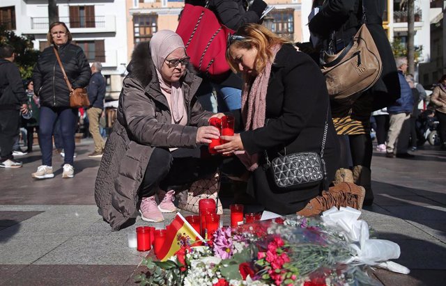 Archivo - Vecinos depositan velas y flores como muestras de dolor en la Plaza Alta, de Algeciras, donde caía el cuerpo sin vida de un sacristán tras el ataque en su iglesia a 26 de enero del 2023 en Algeciras (Cádiz, España). 