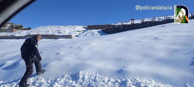 Un dispositivo con ayuda ciudadana permite localizar a un niño de cinco años perdido en Sierra Nevada.