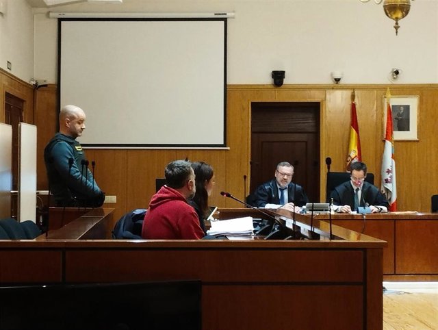 El condenado por delito de odio y maltrato, de espaldas, durante la vista de conformidad celebrada este miércoles en la Audiencia de Valladolid.