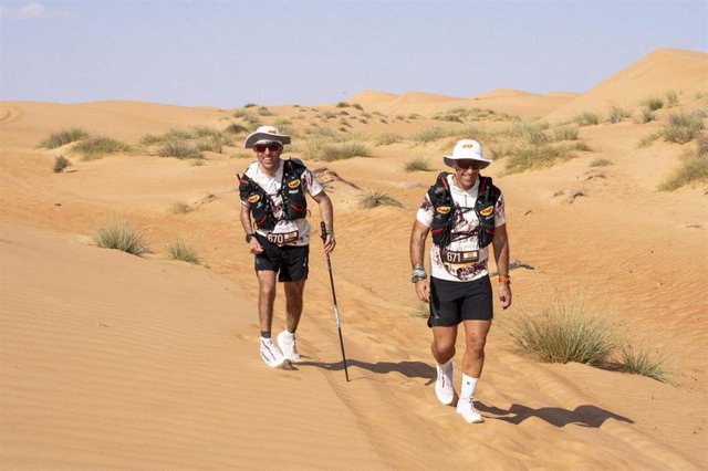 Pol Makuri y Albert Jorquera durante la Oman Desert Marathon