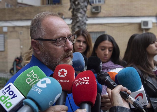 Archivo - El padre de Marta, Antonio del Castillo atiende a los medios de comunicación