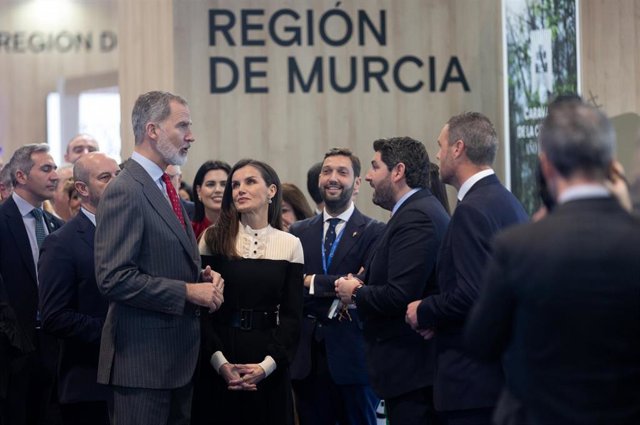 (I-D) Los Reyes, Felipe VI y Letizia, y el presidente de la Región de Murcia, Fernando López Miras, durante la 44ª edición de la Feria Internacional del Turismo, Fitur 2024, en IFEMA Madrid, a 24 de enero de 2024, en Madrid, (España). .