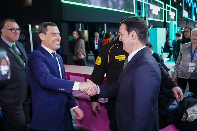 Archivo - Javier A. Garcia y Juanma Moreno este miércoles en Fitur, en Madri