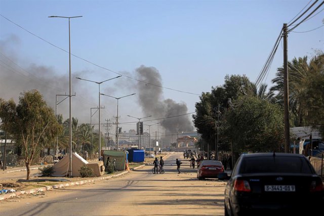 Una columna de humo tras ataques en la localidad de Jan Yunis, en la Franja de Gaza