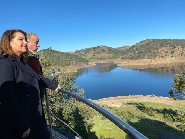 La consejera de Agricultura, Pesca, Agua y Desarrollo Rural, Carmen Crespo, ha colocado este miércoles la primera piedra de las obras de mejora de la estación de bombeo de emergencia y del palafito 1 de la presa del Chanza (Huelva)