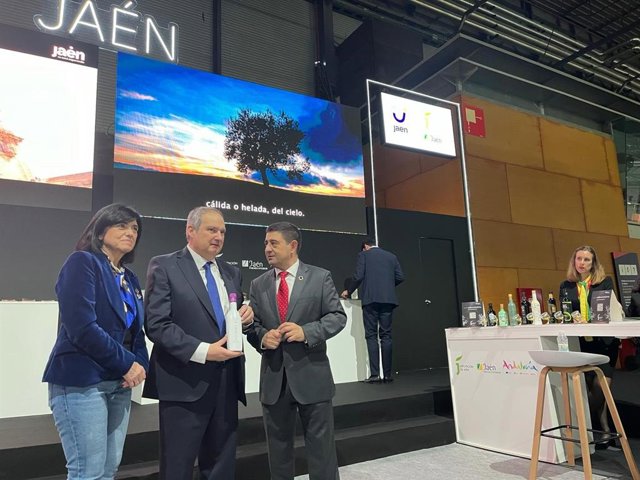 El ministro de Industria y Turismo, Jordi Hereu (c), en el espacio de la provincia de Jaén en Fitur 2024.