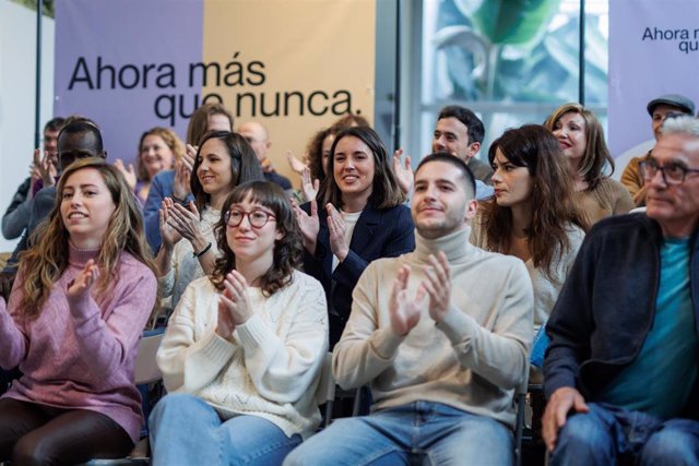 La secretaria general de Podemos, Ione Belarra; la secretaría política de Podemos, Irene Montero y la portavoz de Podemos, Isabel Serra, aplauden durante la presentación de su candidatura ‘Ahora más que nunca’ a las elecciones europeas. (Foto de archivo).