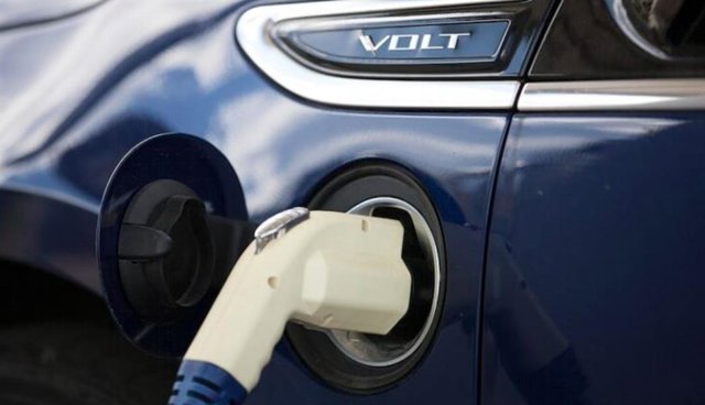 Coche eléctrico durante la recarga