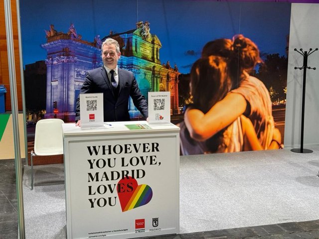 El consejero de Cultura, Turismo y Deporte de la Comunidad de Madrid, Mariano de Paco, posa en el espacio de Madrid en Fitur LGBT+.
