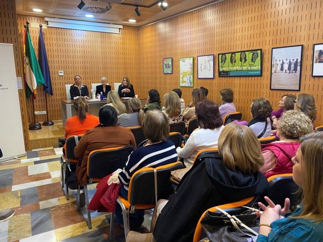 Reunión con asociaciones de mujeres.