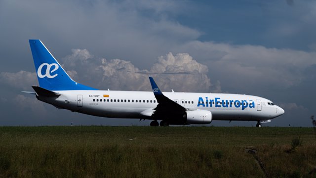 Un avión de la compañía Air Europa, a su llegada al Aeropuerto de Alvedro, en A Coruña