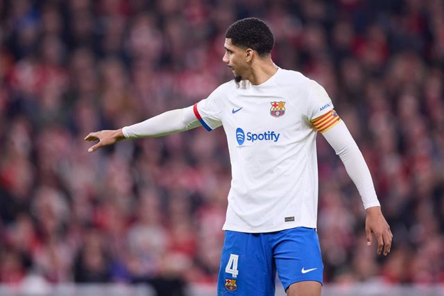 Ronald Araujo of FC Barcelona reacts during the Copa del Rey match between Athletic Club and FC Barcelona at San Mames on January 24, 2024, in Bilbao, Spain.