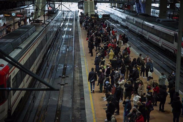 Archivo - Acumulación de viajeros en un andén de la estación de Atocha