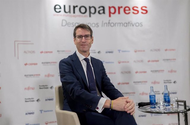 El presidente de La Rioja, Gonzalo Capellán, posa durante un desayuno informativo de Europa Press, en el hotel Hyatt Regency Hesperia, a 25 de enero de 2024, en Madrid (España).