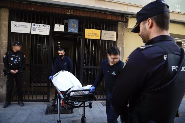 Momento en el que sacan el cadáver del canónigo de su domicilio en València