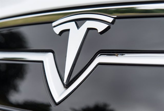 Archivo - FILED - 16 June 2015, Ebringen: Tesla's logo is pictured on a Model S car.  