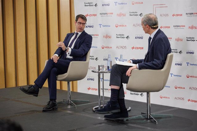 El presidente del Gobierno de La Rioja, Gonzalo Capellán (i) y el director de Europa Press, Javier García Vila (d), durante un desayuno informativo de Europa Press, en el hotel Hyatt Regency Hesperia, a 25 de enero de 2024, en Madrid (España).