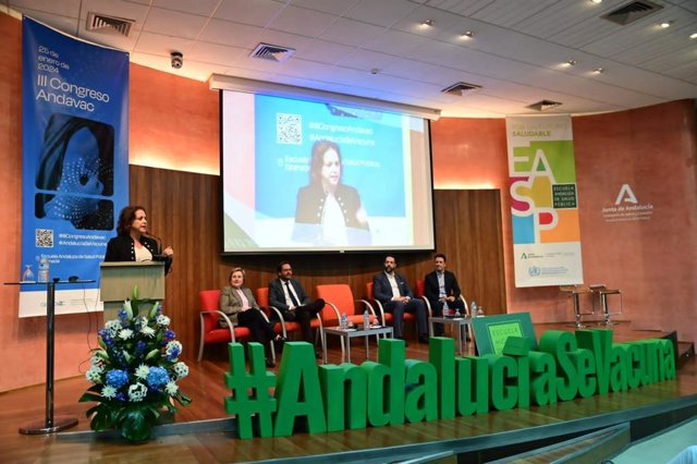 La consejera de Salud y Consumo de la Junta de Andalucía, Catalina García, durante su intervención en el III Congreso de Vacunas de Andalucía (Andavac) celebrado en la Escuela Andaluza de Salud Pública (EASP).