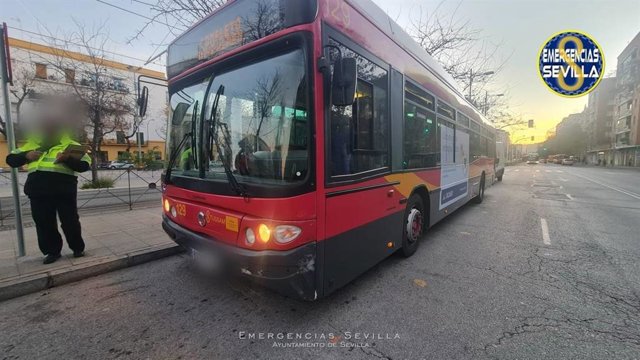 Autobús urbano de Tussam en la avenida Kansas City de Sevilla.