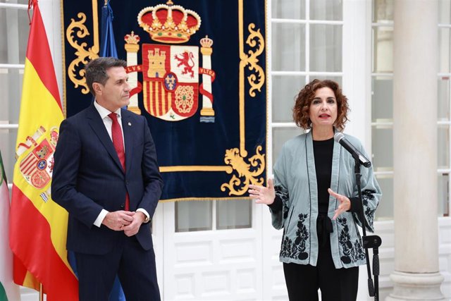 Archivo - La vicepresidenta primera del Gobierno y ministra de Hacienda, María Jesús Montero, junto al delegado del Gobierno en Andalucía, Pedro Fernández, en una foto de archivo.