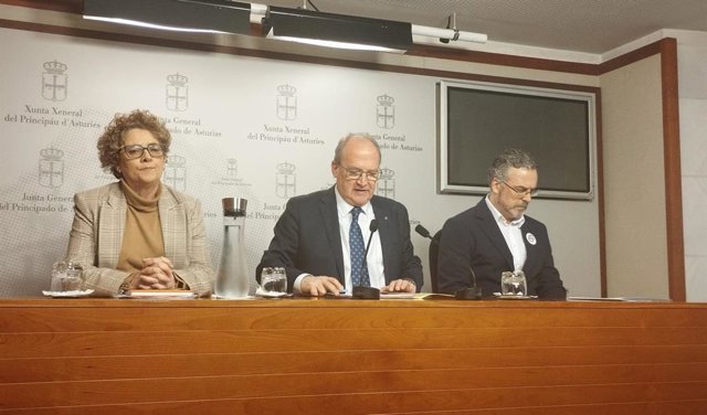 Los diputados 'populares' Gloria García y José Cuervas-Mons  junto al delegado de Educación de CSIF en Asturias, Jorge Caro.