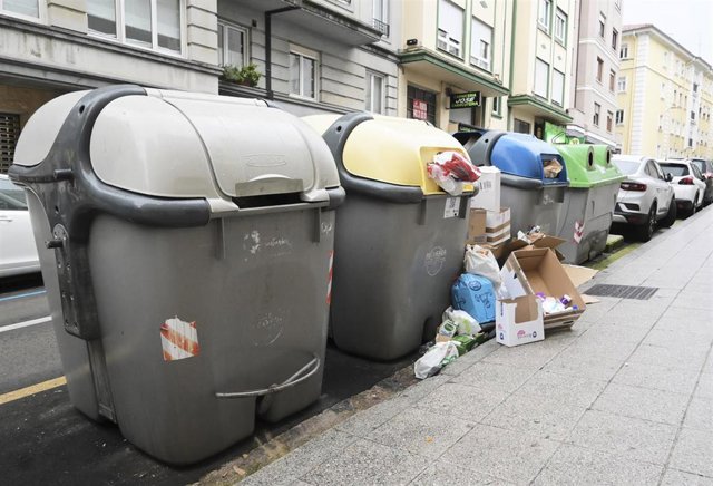 Archivo - Varios contenedores con basura en Santander
