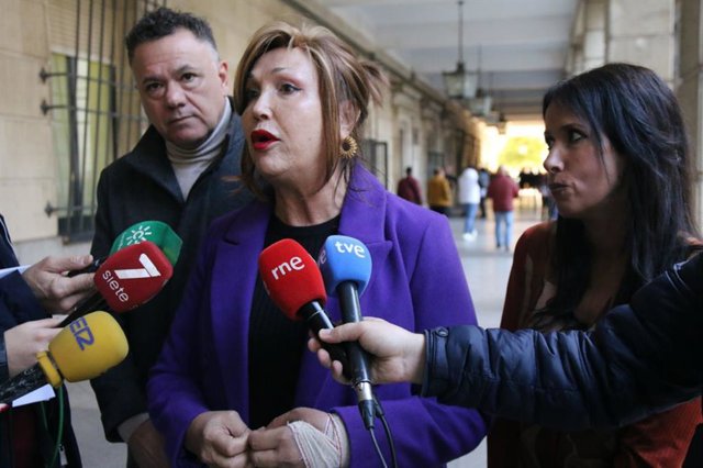 La activista trans Mar Cambrollé atiende a los medios ante los juzgados del Prado de San Sebastián de Sevilla junto a los diputados de Podemos Juan Antonio Delgado y Martina Velarde.