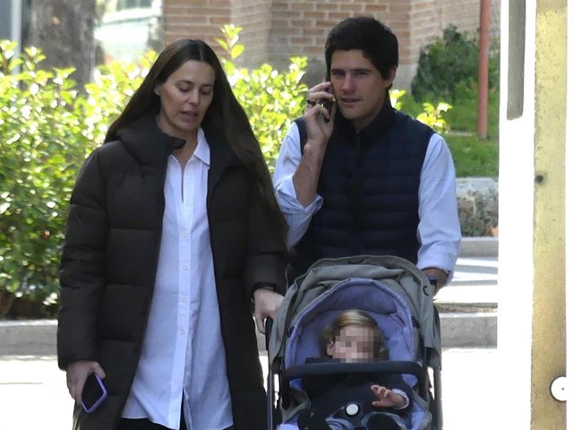 Claudia Osborne y José Entrecanales, familiar paseo con su hija mayor, Micaela