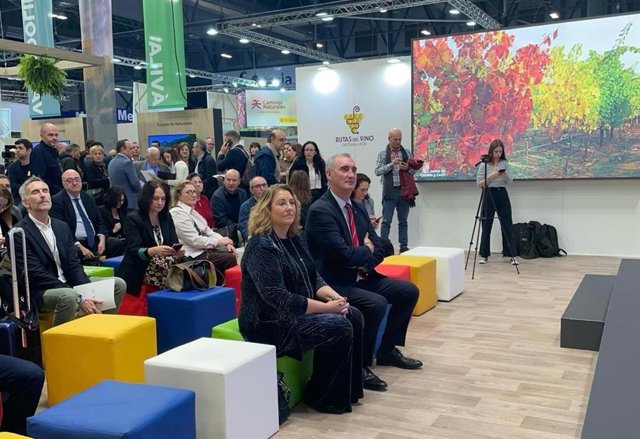 El alcalde, Mazarías, y la concejal de Turismo, May Escobar, asisten a la proyección de un video promocional sobre Segovia.